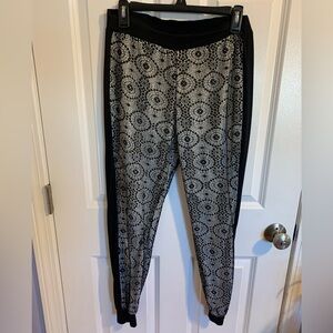 Cache Size Small Black & White Geometric-Print Leggings